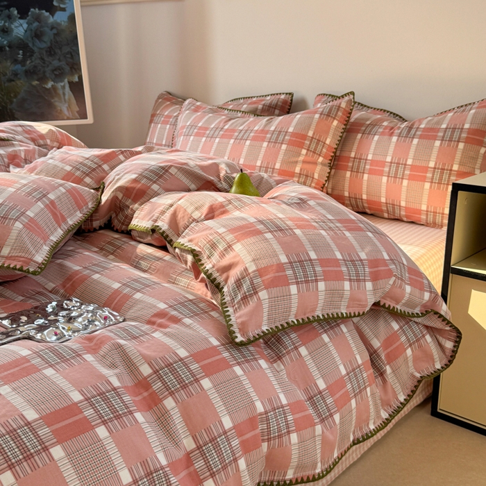 91家纺网 家纺一手货源 找家纺 金丝鸟家纺 2025新款全棉双层纱贝壳边四件套格子系列 怀秋豆沙格