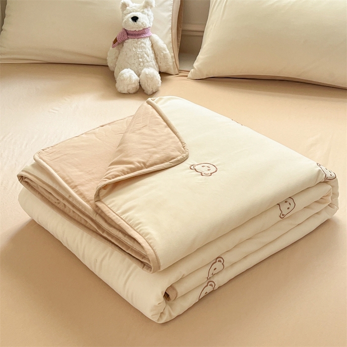 91家纺网 家纺一手货源 找家纺 盛秋家纺 2026新款A类水洗棉刺绣夏被 奶昔白小熊