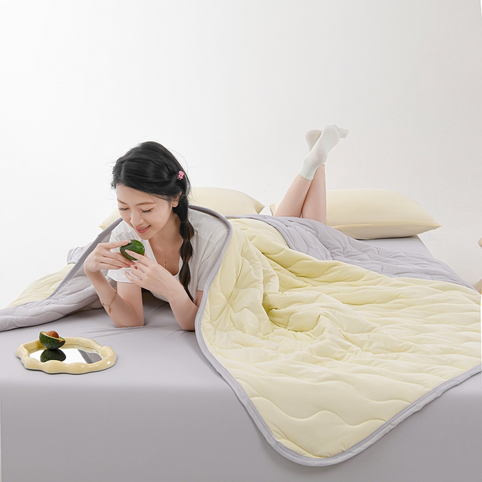 91家纺网 家纺一手货源 找家纺 圣楚 2025新款梦境凉感丝夏凉被 奶黄-浅灰