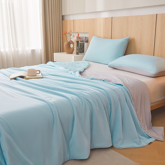 91家纺网 家纺一手货源 找家纺 居易简 2025新款夏被空调被A类云母氨纶凉感丝夏凉被（可供外贸跨境）  雾兰+山灰