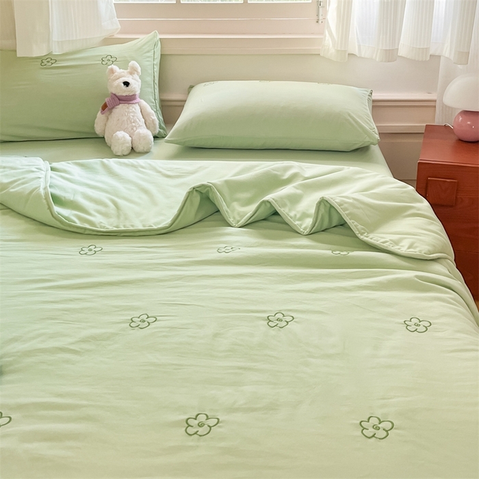 91家纺网 家纺一手货源 找家纺 盛秋家纺 2026新款A类水洗棉刺绣夏被 灰绿花朵