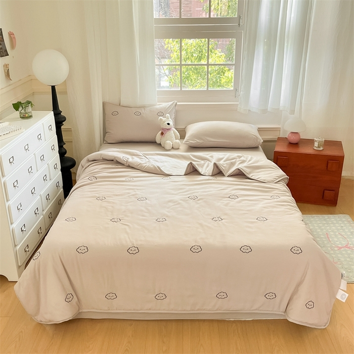 91家纺网 家纺一手货源 找家纺 盛秋家纺 2026新款A类水洗棉刺绣夏被 山灰云朵