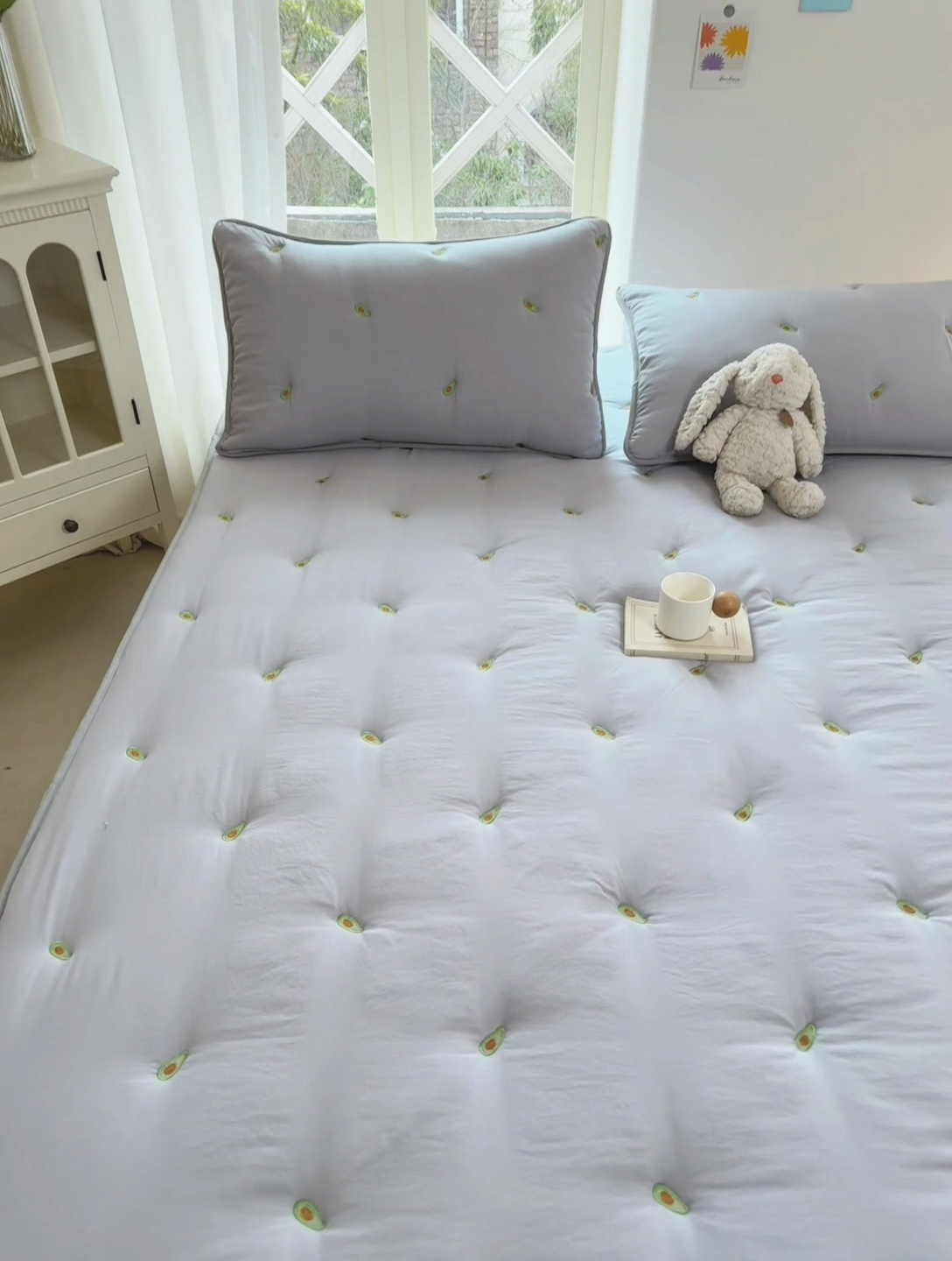 91家纺网 家纺一手货源 找家纺 萌飞 2025新款A类亲肤大豆棉刺绣夹棉床笠床褥学生床垫 牛油果灰