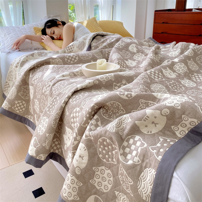 91家纺网 家纺一手货源 找家纺 鸣升家纺 2025新款a类全棉三层纱多功能毛巾被盖毯床单夏被空调被 百变猫咪-咖