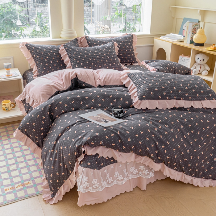 91家纺网 家纺一手货源 找家纺 珍爱家纺 2025新款A类针织棉双层纱夹棉床盖床裙花边单件三件四件套樱桃