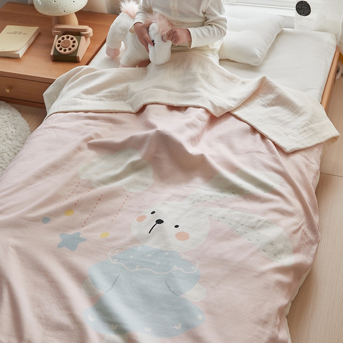 91家纺网 家纺一手货源 找家纺 荷马之梦 2025新款A类原创卡通数码印花全棉双层纱儿童盖毯-轻氧系列 蓝风铃兔