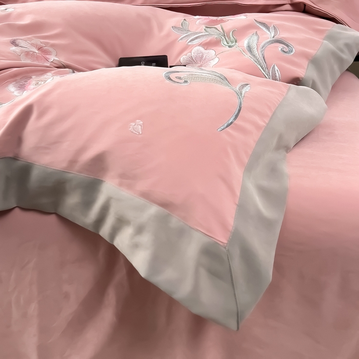 91家纺网 家纺一手货源 找家纺 曲之慕 2025新品四季款高端刺绣四件套简约可水洗轻奢纯色刺绣四件套 馨花漫舞少女粉