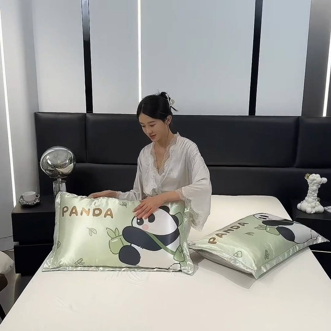 91家纺网 家纺一手货源 找家纺 梦舒羽 2025新款可水洗冰丝卡通枕套宿舍48x74cm单人凉爽枕头套 熊猫宝贝