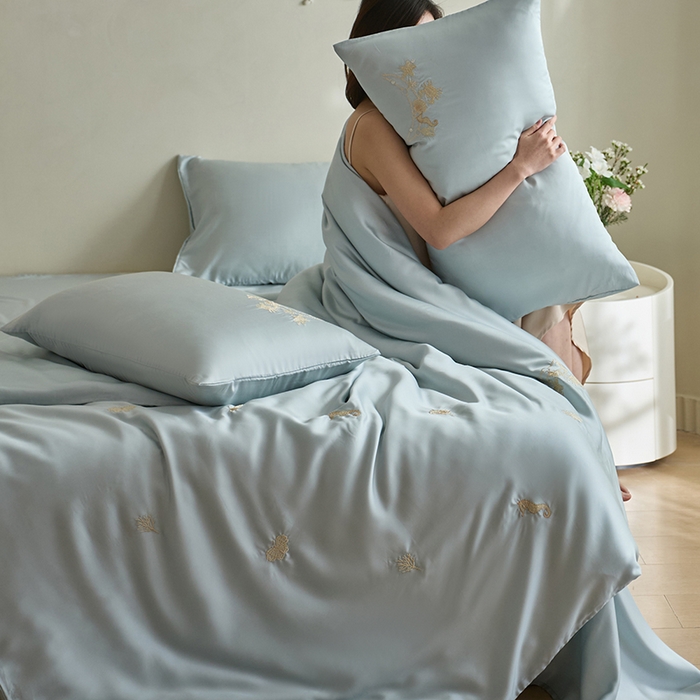 91家纺网 家纺一手货源 找家纺 千朵森 2025新款60s奥地利进口兰精天丝四件套-星慕 星慕-电光蓝