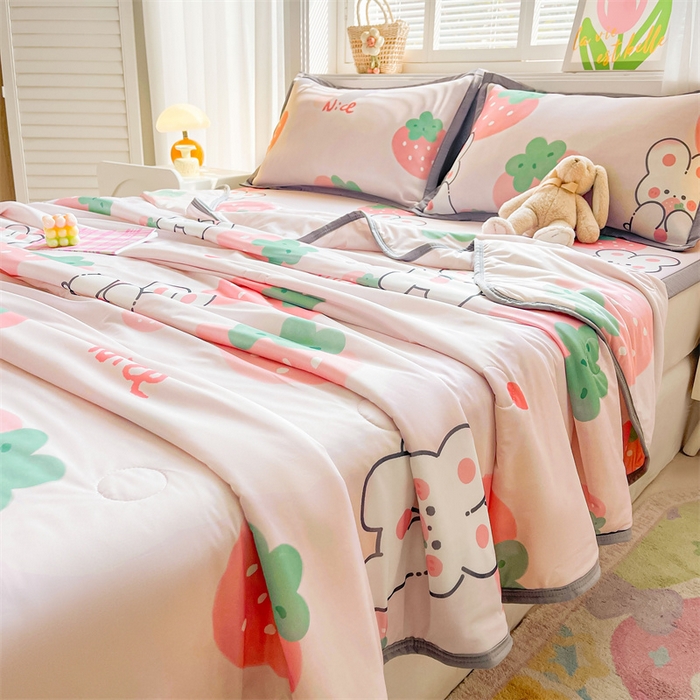 91家纺网 家纺一手货源 找家纺 2025新款A类碳光冰丝印花凉席学生床席空调被夏被四件套配送买家秀 草莓兔