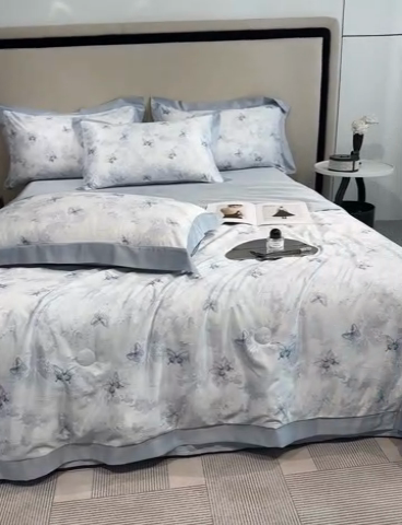 91家纺网 家纺一手货源 找家纺 笙意家纺 2025新款水洗冰丝数码印花拼角宽边夏被 古韵蝶音