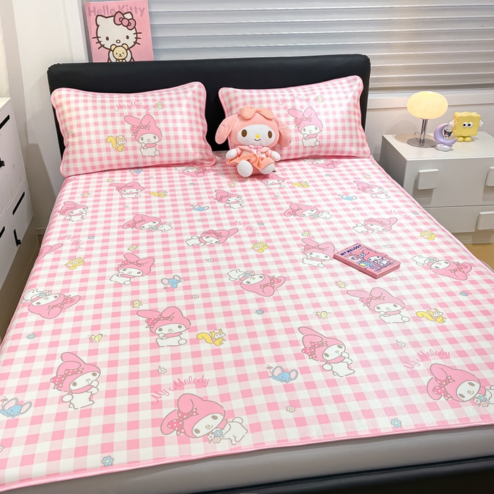 91家纺网 家纺一手货源 找家纺 暮思家居 2025新款三丽鸥正版授权数码印花A类可机洗1200D冰丝凉席三件套床笠款系列 床笠款-粉格美乐蒂