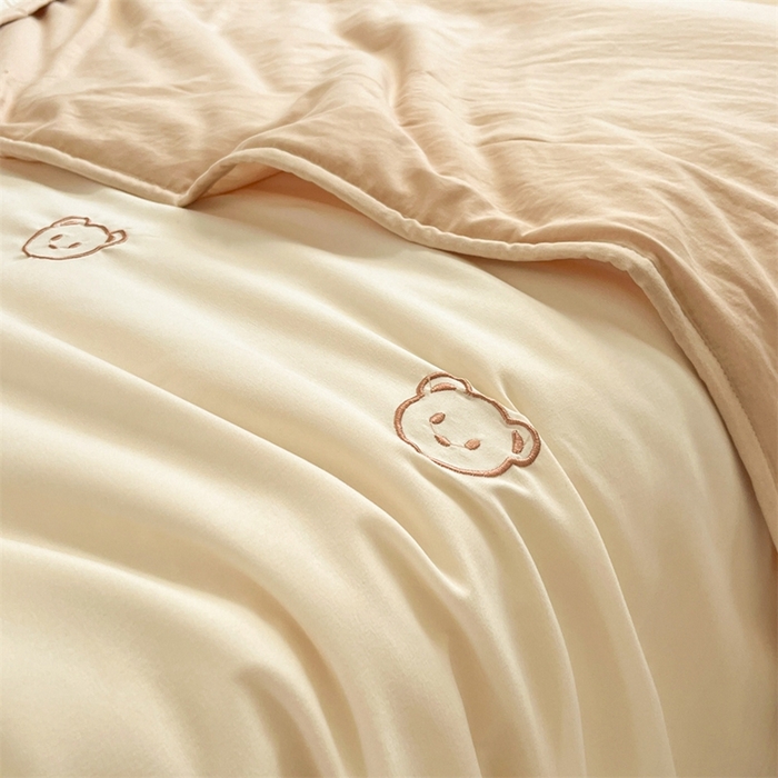 91家纺网 家纺一手货源 找家纺 盛秋家纺 2026新款A类水洗棉刺绣夏被 奶昔白小熊