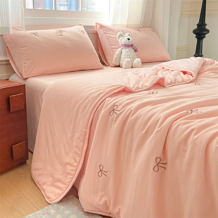 91家纺网 家纺一手货源 找家纺 盛秋家纺 2026新款A类水洗棉刺绣夏被 奶油粉蝴蝶结