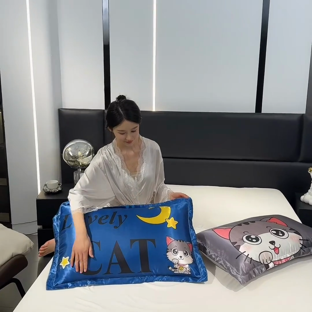 91家纺网 家纺一手货源 找家纺 梦舒羽 2025新款可水洗冰丝卡通枕套宿舍48x74cm单人凉爽枕头套 招财小猫