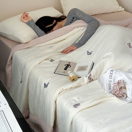 91家纺网 家纺一手货源 找家纺 （总）一加一 2025新款A类全棉双层皱皱纱蚕蛹蛋白夏被四件套（蝶梦系列）