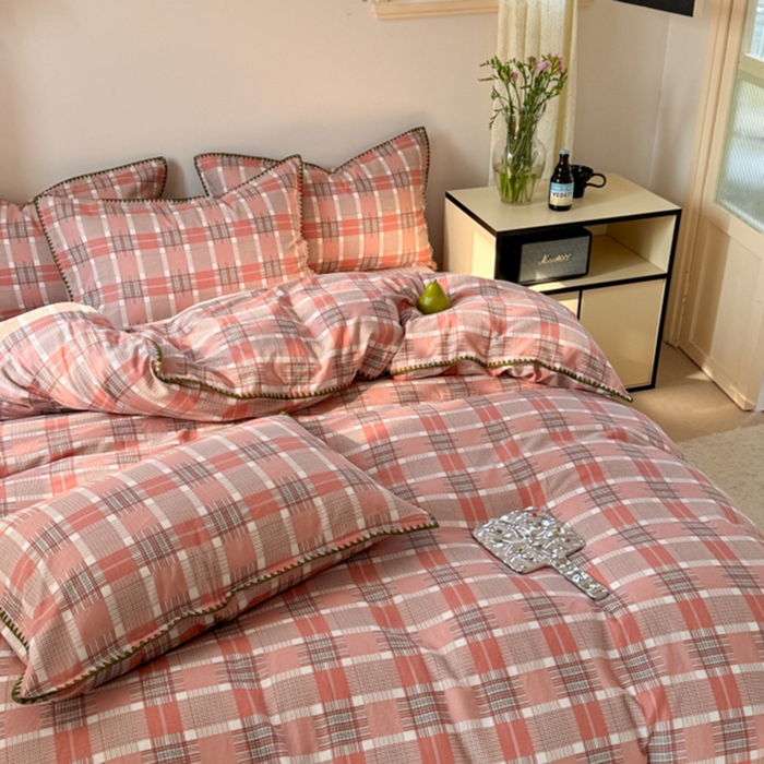 91家纺网 家纺一手货源 找家纺 金丝鸟家纺 2025新款全棉双层纱贝壳边四件套格子系列 怀秋豆沙格