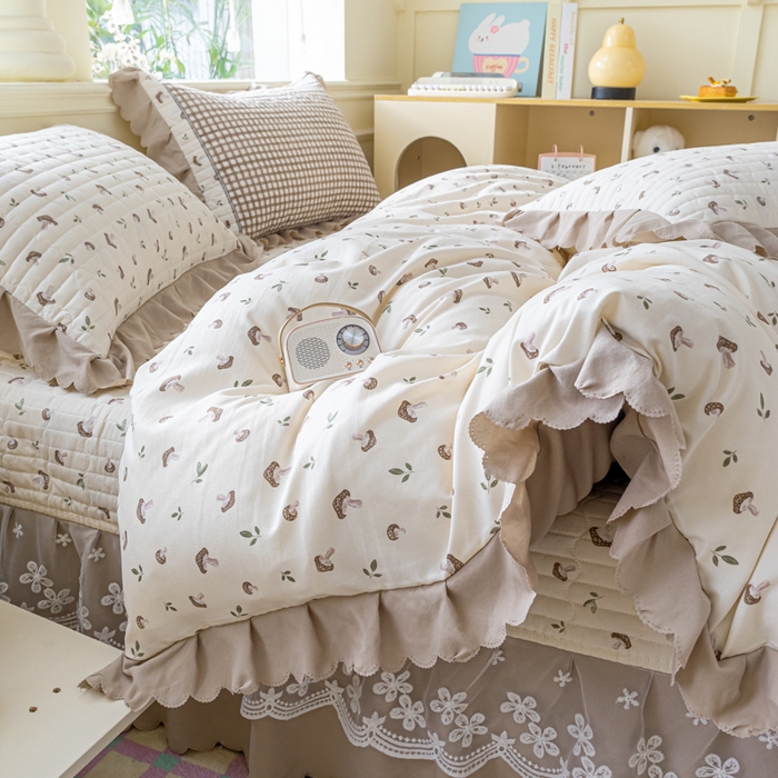 91家纺网 家纺一手货源 找家纺 珍爱家纺 2025新款A类针织棉双层纱夹棉床盖床裙花边单件三件四件套蘑菇