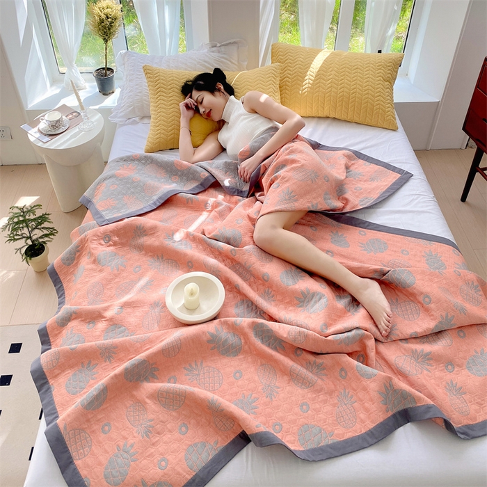91家纺网 家纺一手货源 找家纺 萌飞 2025新款a类全棉三层纱多功能毛巾被盖毯床单夏被空调被 菠萝气泡-粉