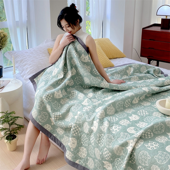 91家纺网 家纺一手货源 找家纺 鸣升家纺 2025新款a类全棉三层纱多功能毛巾被盖毯床单夏被空调被 百变猫咪-绿