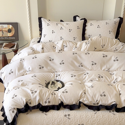 91家纺网 家纺一手货源 找家纺 （总）满座家居 2025新款直播热款赫本风花边软糯水洗棉法式印花床盖床裙三件套四件套