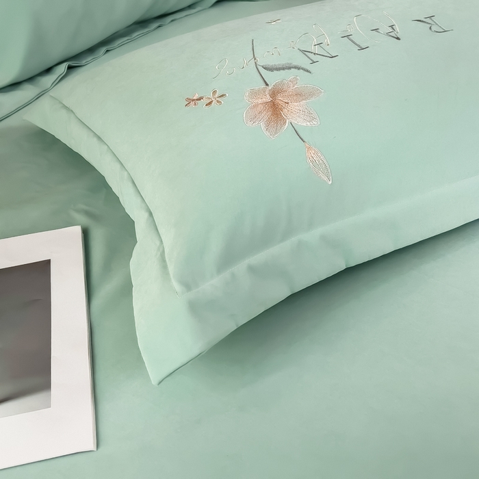 91家纺网 家纺一手货源 找家纺 曲之慕 2025新品四季款高端刺绣四件套简约可水洗轻奢纯色刺绣四件套 流光浅绿