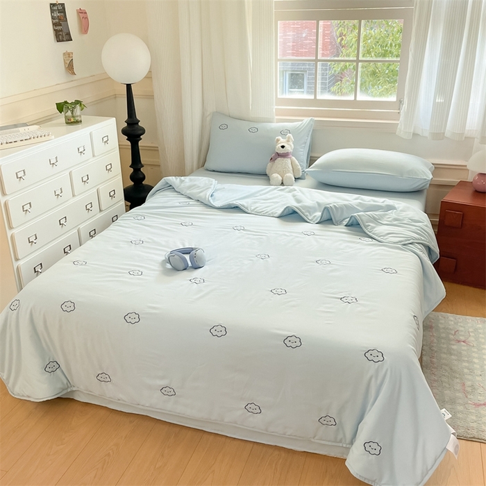 91家纺网 家纺一手货源 找家纺 盛秋家纺 2026新款A类水洗棉刺绣夏被 天空蓝云朵