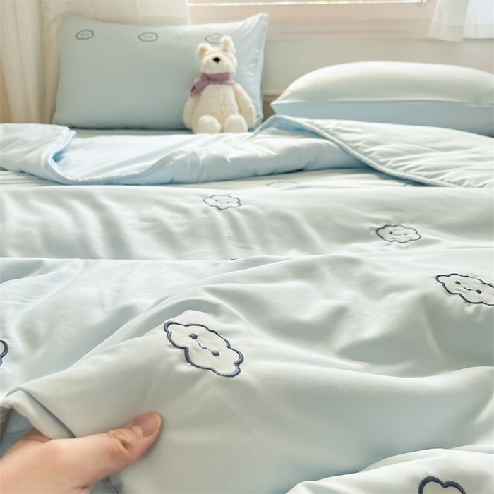 91家纺网 家纺一手货源 找家纺 盛秋家纺 2026新款A类水洗棉刺绣夏被 天空蓝云朵