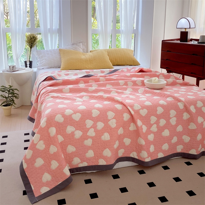 91家纺网 家纺一手货源 找家纺 萌飞 2025新款a类全棉三层纱多功能毛巾被盖毯床单夏被空调被 甜蜜爱心-粉