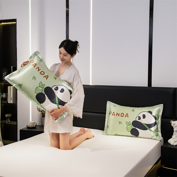 91家纺网 家纺一手货源 找家纺 梦舒羽 2025新款可水洗冰丝卡通枕套宿舍48x74cm单人凉爽枕头套 熊猫宝贝