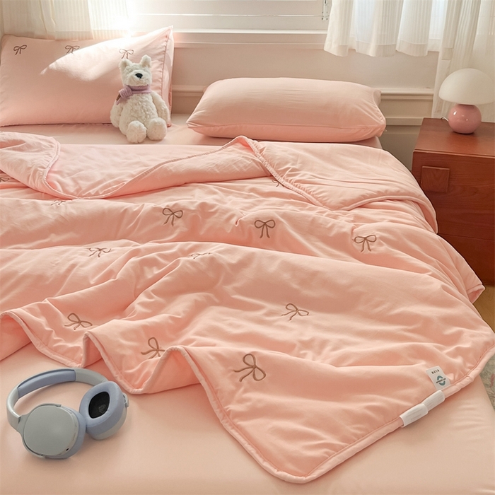 91家纺网 家纺一手货源 找家纺 盛秋家纺 2026新款A类水洗棉刺绣夏被 奶油粉蝴蝶结