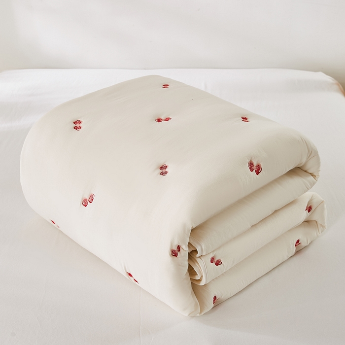 91家纺网 家纺一手货源 找家纺 萌飞 2025新款A类亲肤大豆棉刺绣夏被四件套 蝴蝶结白