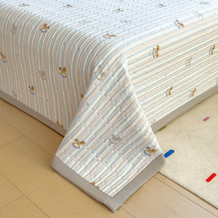 91家纺网 家纺一手货源 找家纺 慕木家纺 2025新款A类高克重四季款针织棉双层纱多功能床盖可铺可盖 开心木马