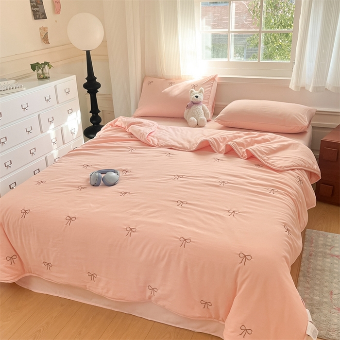 91家纺网 家纺一手货源 找家纺 盛秋家纺 2026新款A类水洗棉刺绣夏被 奶油粉蝴蝶结