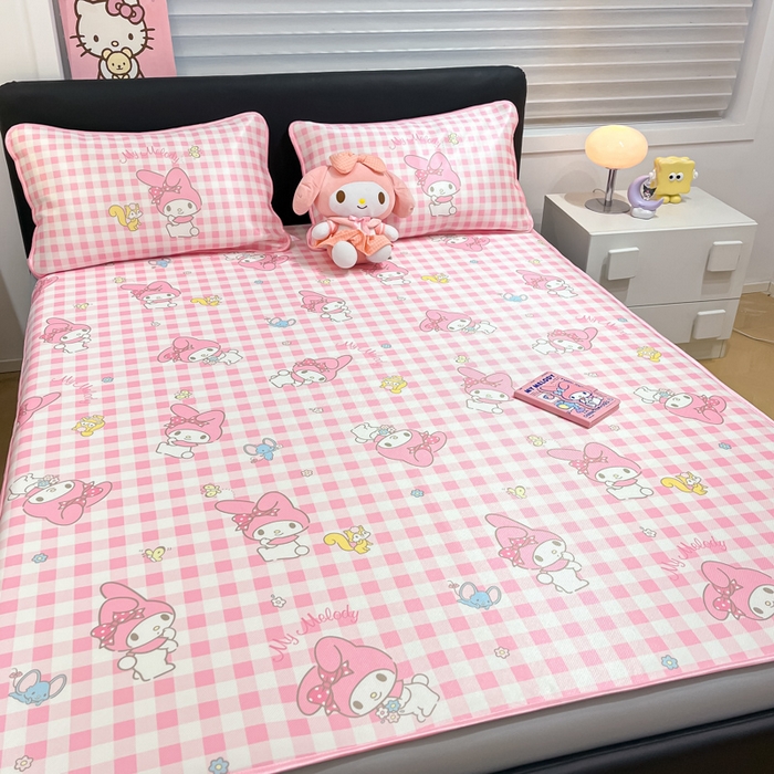 91家纺网 家纺一手货源 找家纺 暮思家居 2025新款三丽鸥正版授权数码印花A类可机洗1200D冰丝凉席三件套床笠款系列 床笠款-粉格美乐蒂