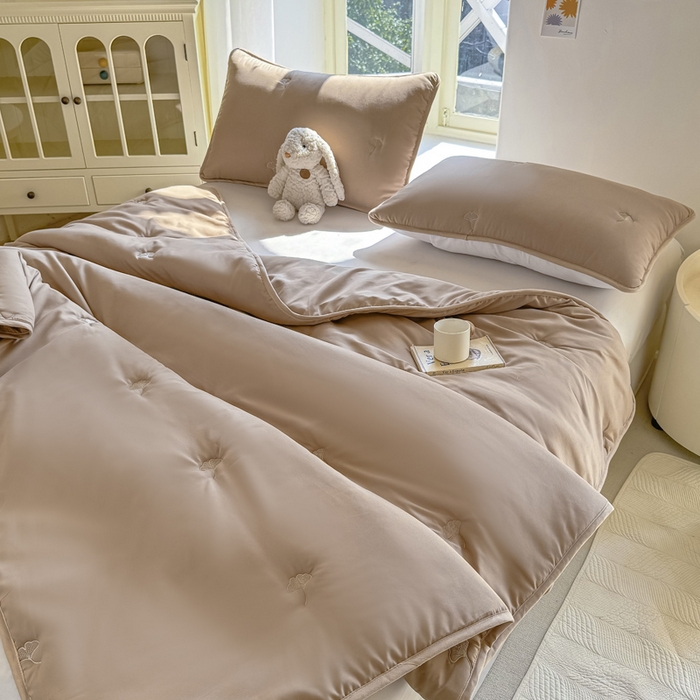 91家纺网 家纺一手货源 找家纺 萌飞 2025新款A类亲肤大豆棉刺绣夏被四件套 银杏叶驼