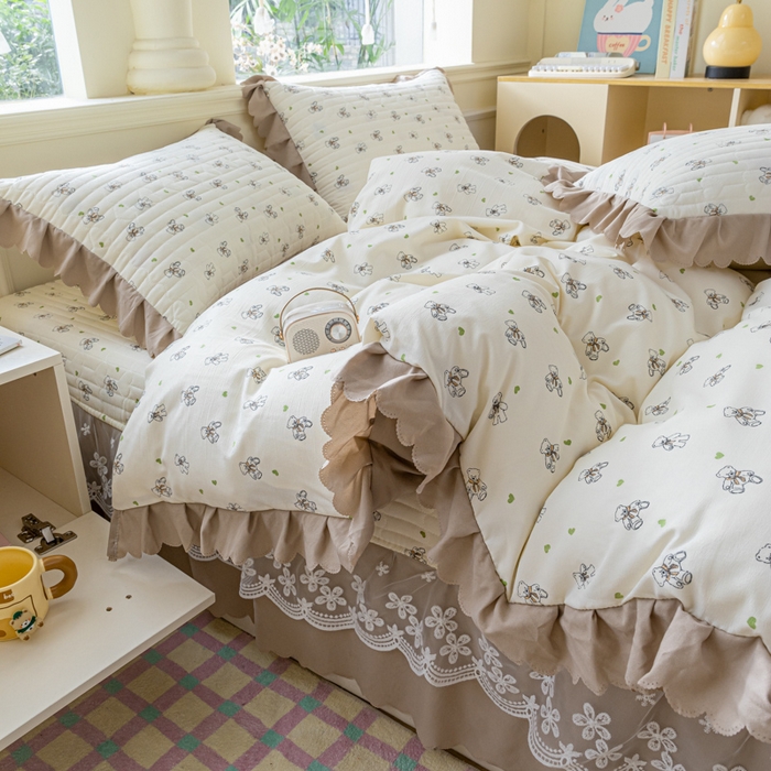 91家纺网 家纺一手货源 找家纺 珍爱家纺 2025新款A类针织棉双层纱夹棉床盖床裙花边单件三件四件套宝贝熊