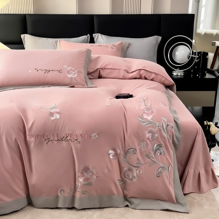 91家纺网 家纺一手货源 找家纺 曲之慕 2025新品四季款高端刺绣四件套简约可水洗轻奢纯色刺绣四件套 馨花漫舞少女粉