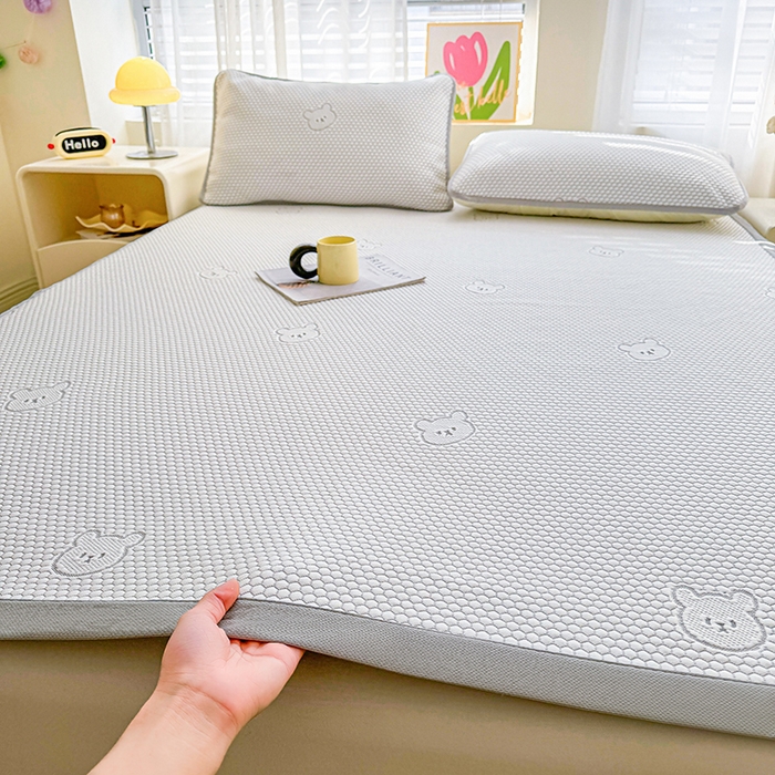 91家纺网 家纺一手货源 找家纺 2025新款冰豆豆凉席三件套夏季冷感冰丝席软席子条席款 冰皮熊灰-条席款