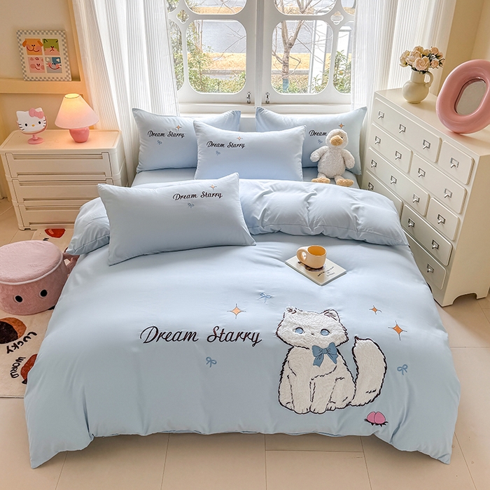 91家纺网 家纺一手货源 找家纺 凯美 2025新款超柔水洗棉卡通贴布绣四件套 幸运小猫-浅蓝