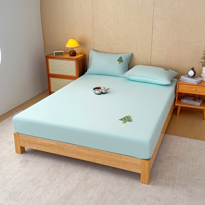 91家纺网 家纺一手货源 找家纺 澳梵家居 2025新款A类全棉毛巾绣床笠 小树-蓝