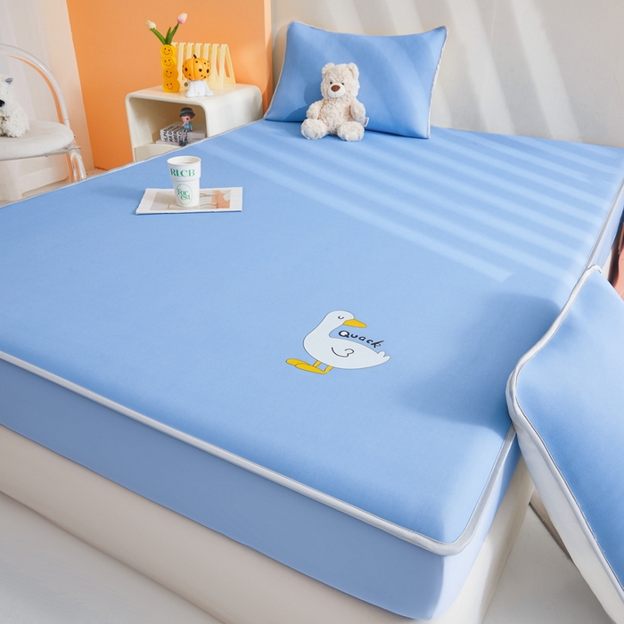 91家纺网 家纺一手货源 找家纺 2025春夏新款独家研发太空层凉感鸭冰丝烫画软凉席床笠款 凉感鸭-冰蓝