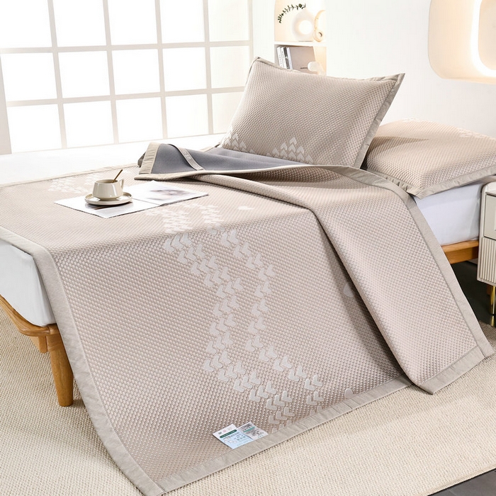 91家纺网 家纺一手货源 找家纺 新月家纺（锦威郎） 2025新款凉爽亲肤冰豆豆条席 爱心咖