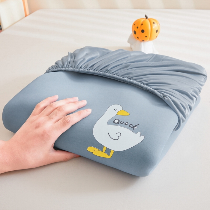 91家纺网 家纺一手货源 找家纺 2025春夏新款独家研发太空层凉感鸭冰丝烫画软凉席床笠款 凉感鸭-宾利蓝