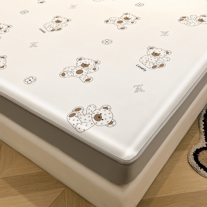 91家纺网 家纺一手货源 找家纺 2025春夏新款独家研发太空层凉感软席冰丝印花凉席床笠款 可可熊