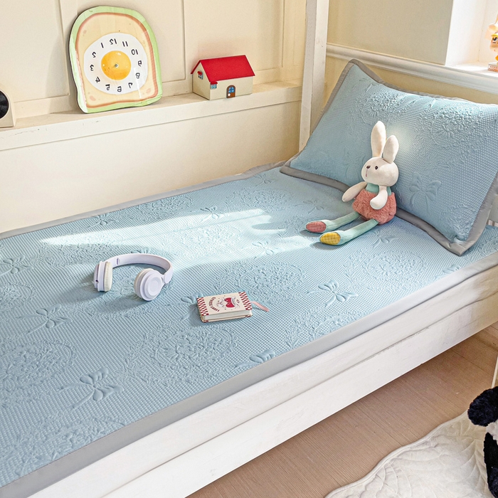 91家纺网 家纺一手货源 找家纺 富馨莱 2025新款A类480克PE凉感凉豆豆凉席三件套和单件学生款 蝴蝶結-蓝