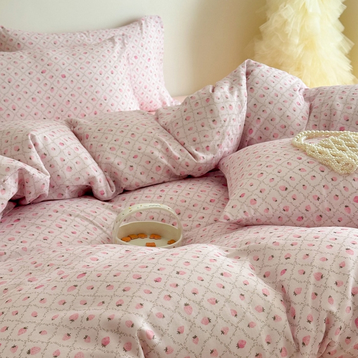 91家纺网 家纺一手货源 找家纺 塞纳 2026新款.全棉有氧双层纱四件套-场景一 奶油草莓-紫