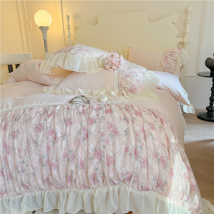 91家纺网 家纺一手货源 找家纺 富盛家纺 2025新款水洗亲肤棉雪纺印绣工艺四件套公主风四件套巴黎春天系列 巴黎春天-粉