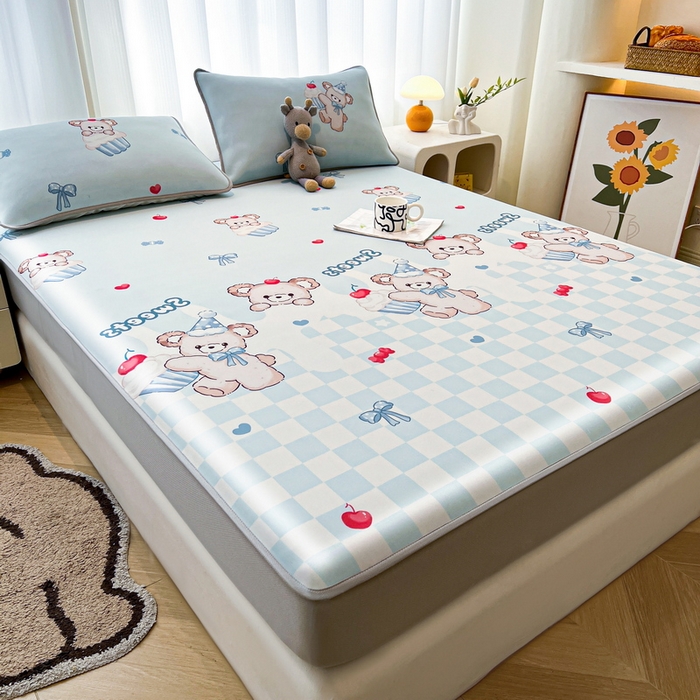 91家纺网 家纺一手货源 找家纺 2025春夏新款独家研发太空层凉感软席冰丝印花凉席床笠款 蛋糕熊