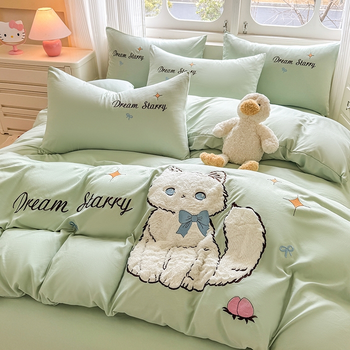 91家纺网 家纺一手货源 找家纺 凯美 2025新款超柔水洗棉卡通贴布绣四件套 幸运小猫-浅绿